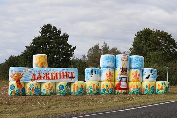 Въезд в Вишнево украсили арт-объекты из соломы Въезд в Вишнево украсили арт-объекты из соломы